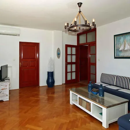 Apartament In 16698 *