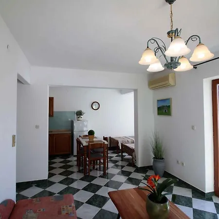 Apartment In 16698 *